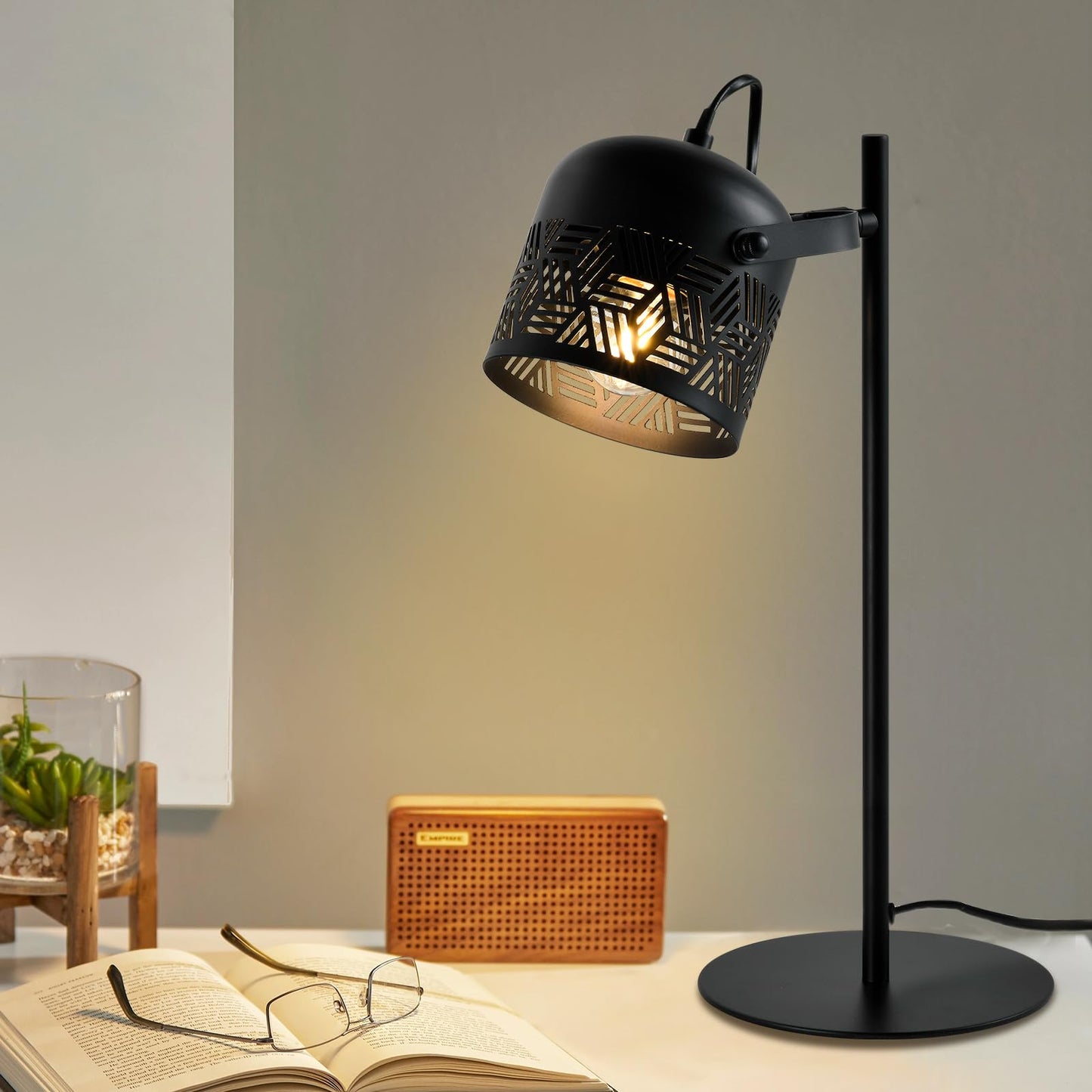 LED-Tischlampe mit schwarzem Metallständer und warm leuchtendem gemustertem Lampenschirm