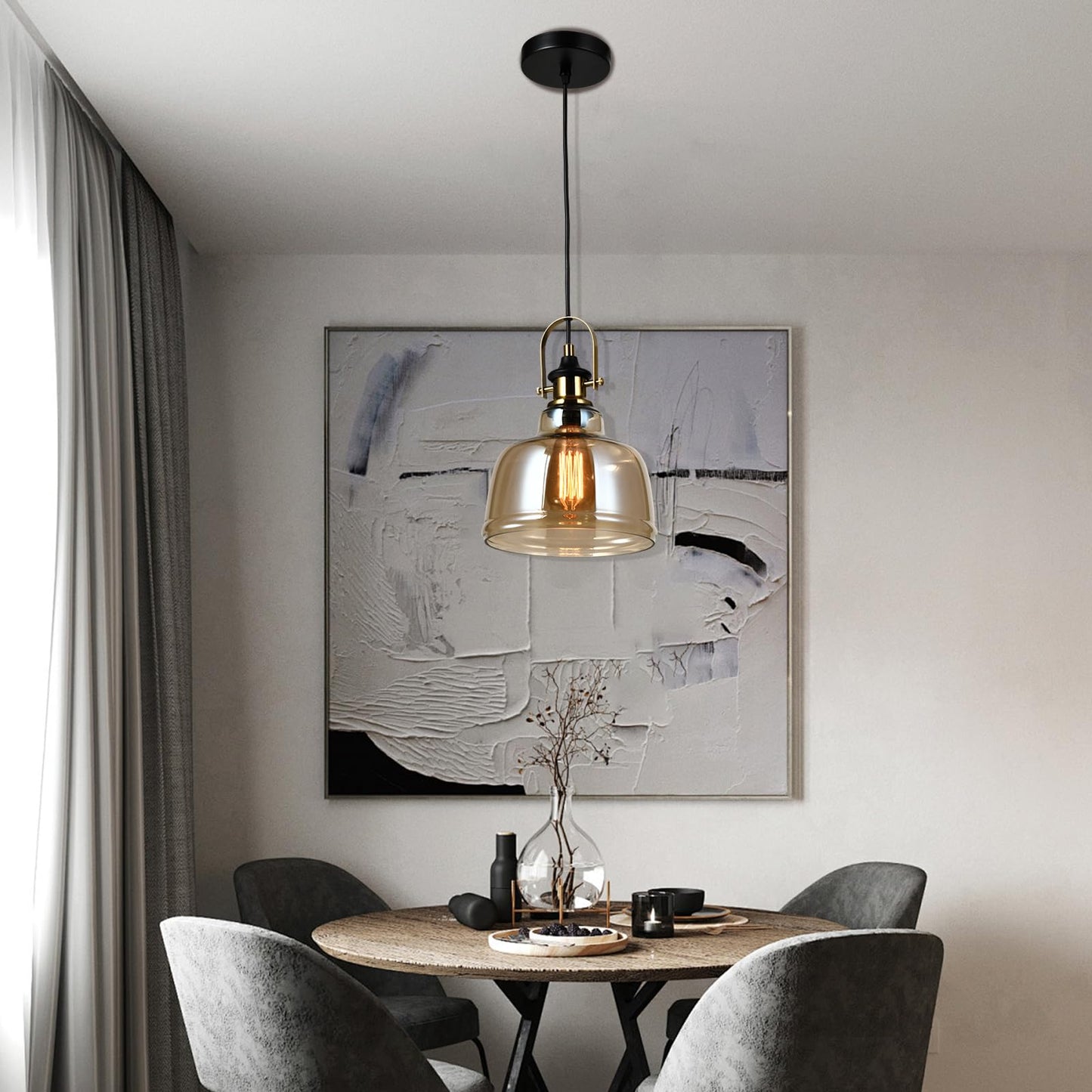 Pendelleuchte mit gläserner Glocke, goldfarbenem Metall und warm leuchtender Filamentlampe