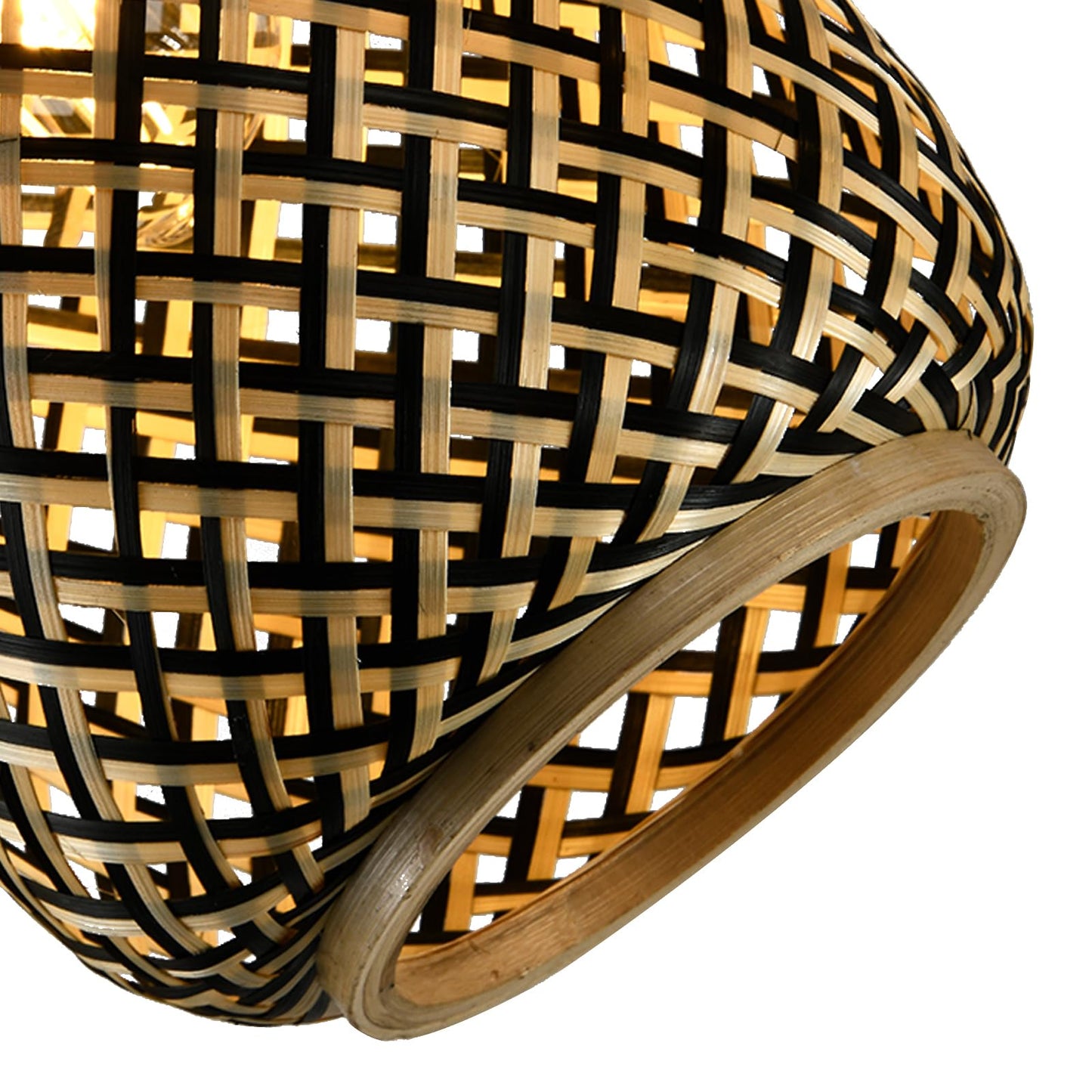 Detail einer Rattan-Laterne mit gewebtem Muster und Holzrahmen, schwarz-gold