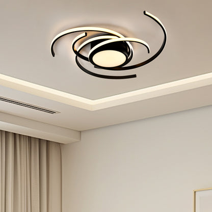 LED-Deckenleuchte mit schwarzem Aluminiumring und warmweißer Lichtscheibe, montiert an der Decke