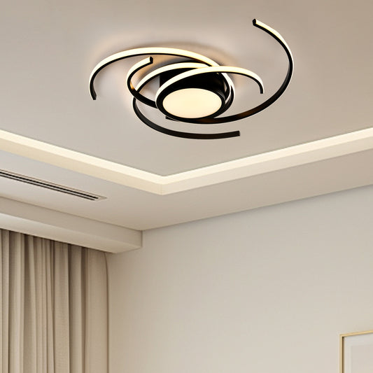 LED-Deckenleuchte mit schwarzem Aluminiumring und warmweißer Lichtscheibe, montiert an der Decke