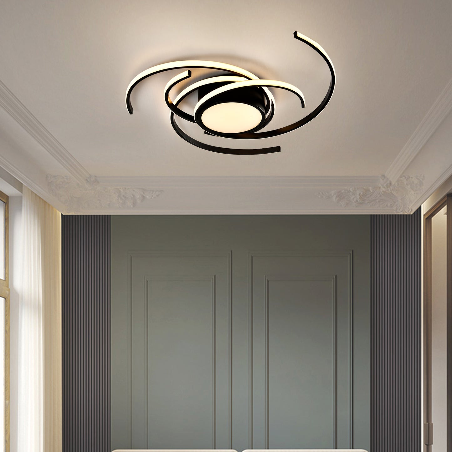 LED-Deckenleuchte mit schwarzem Ring und warmweißer Lichtscheibe in modernem Raum