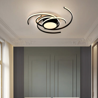 LED-Deckenleuchte mit schwarzem Ring und warmweißer Lichtscheibe in modernem Raum