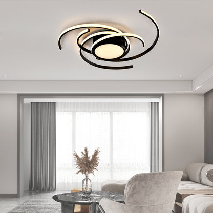 LED-Deckenleuchte mit schwarzem Ring und warmweißer Lichtscheibe an der Decke über Wohnbereich