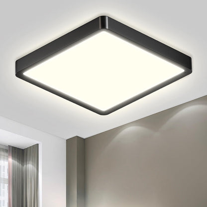 Dünne LED-Deckenleuchte mit quadratischem Rahmen und weiß leuchtender Lichtfläche