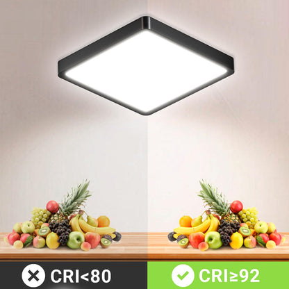 Quadratische LED-Deckenleuchte mit schwarzer Umrandung und flachem LED-Lichtfeld