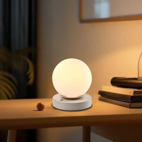 Tischlampe mit Kugel-Glas auf hellem Sockel, warmweißes Licht