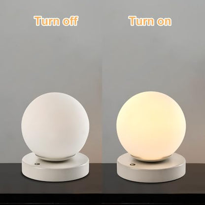Tischlampe, einmal ausgeschaltet und einmal warmweiß beleuchtet, runder Sockel