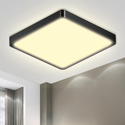 Quadratische LED-Deckenleuchte, flach, schwarz eingefasst, mit warmweißer Lichtfläche