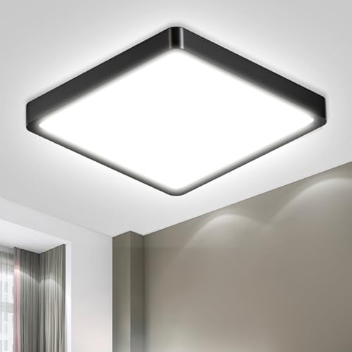 Quadratische LED-Deckenleuchte mit schwarzem Rahmen, flach und gleichmäßig beleuchtet.