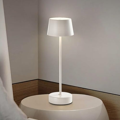 Weiße LED-Tischlampe mit Stoffschirm und schlankem Ständer auf rundem Sockel