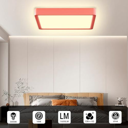 Flache quadratische LED-Deckenleuchte mit rotem Rahmen, warmweißes Licht über dem Bett