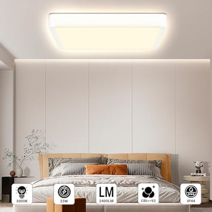 Quadratische LED-Deckenleuchte mit warmweißem Licht über dem Schlafzimmerbett