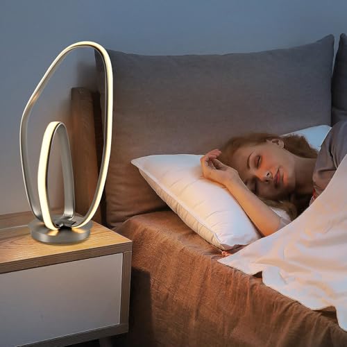 Tischlampe in mattem Sandnickel mit LED-Ring auf kleiner Holzkonsole
