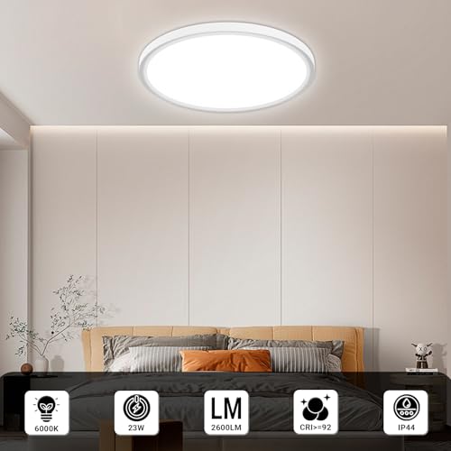 Runde LED-Deckenleuchte an hellen Decken, flach und kompakt montiert.