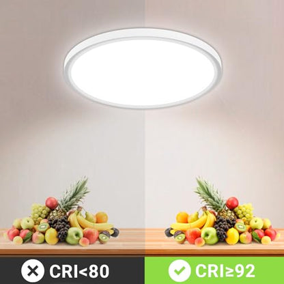 Runde LED-Deckenleuchte an der Decke, gleichmäßiges Licht, flach montiert.