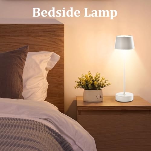 Weiße LED-Tischlampe neben dem Bett auf Holzkommode mit warmem Licht