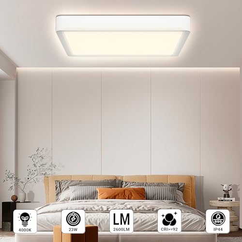 Quadratische flache LED-Deckenleuchte an der Decke über dem Bett im Schlafzimmer