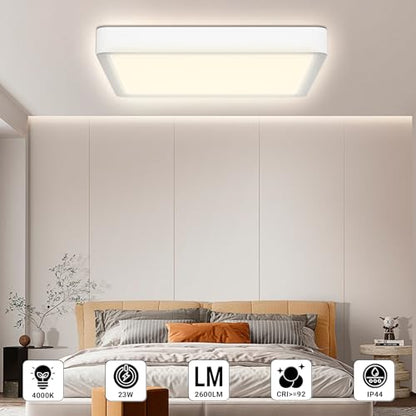 Quadratische flache LED-Deckenleuchte an der Decke über dem Bett im Schlafzimmer