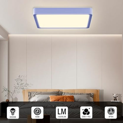 Flache quadratische LED-Deckenleuchte mit blauem Außenrahmen über dem Bettbereich