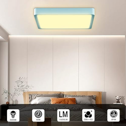 Flache quadratische LED-Deckenleuchte mit weißem Lichtaustritt und hellblauem Rand