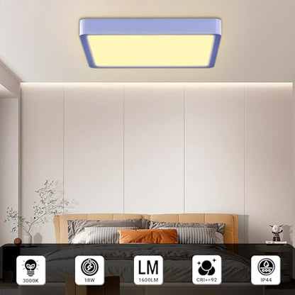 Flache quadratische LED-Deckenleuchte mit blauem Rand, warmweiß leuchtend.