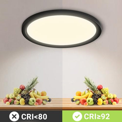 Flach montierte LED-Deckenleuchte mit schwarzem Rand und gleichmäßigem Licht