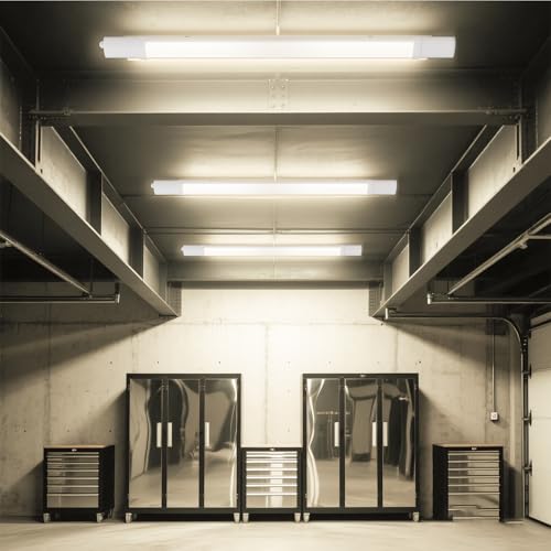 LED-Feuchtraumleuchten in Reihe an der Decke, lange Leuchtbalken im Werkstattflur