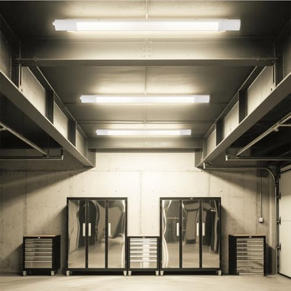 LED-Feuchtraumleuchten in Reihe an der Decke, lange Leuchtbalken im Werkstattflur