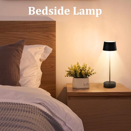 LED-Tischlampe schwarz auf Nachttisch, warmes Licht am Bett