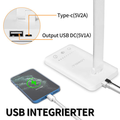 Weiße LED-Schreibtischlampe mit USB-Ladeanschluss am Standfuß und angeschlossenen Kabeln