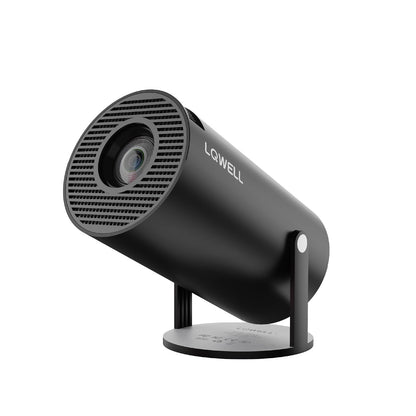 Schwarzer LQWELL® Mini-Projektor auf Standfuß, Objektiv vorn mit Lüftungsgitter