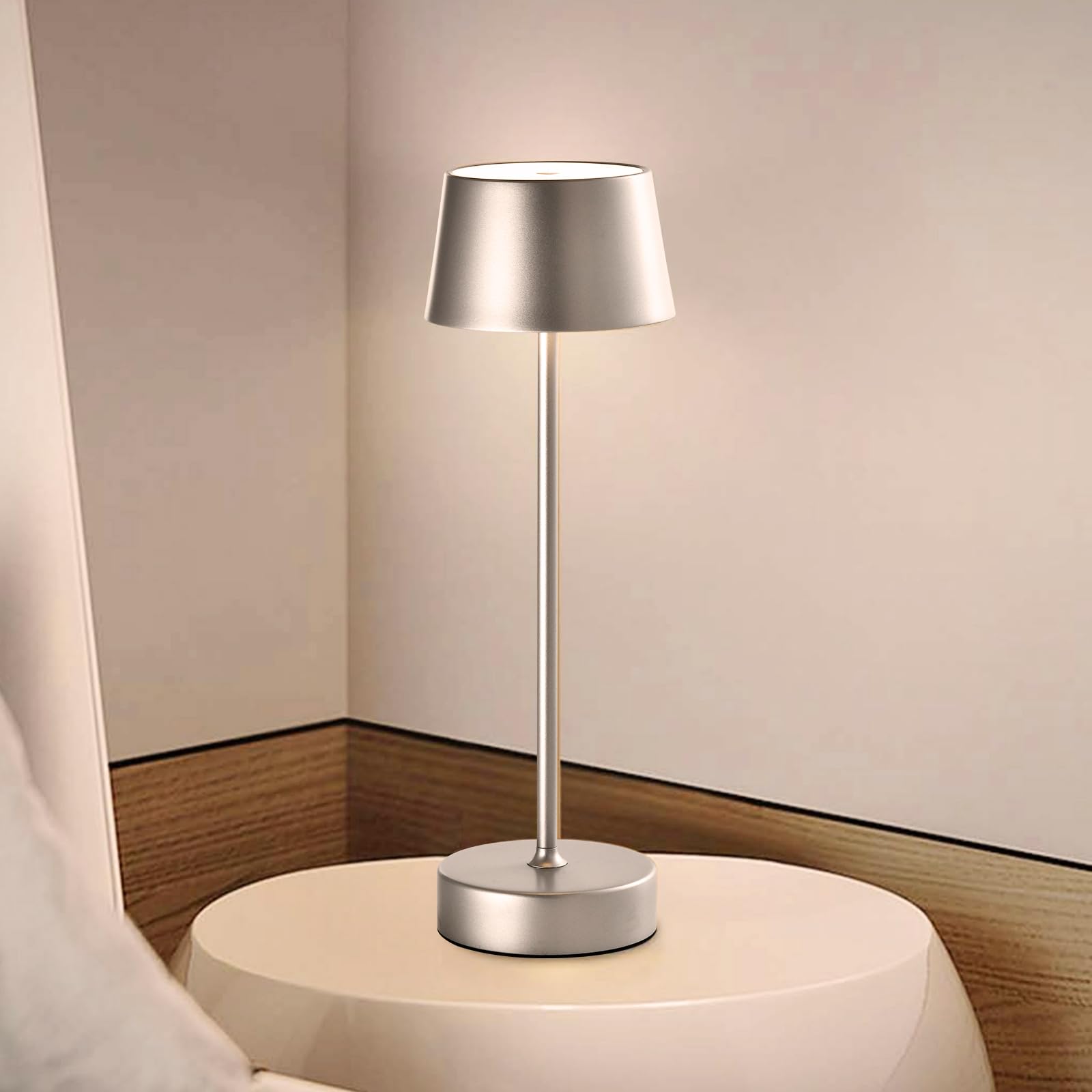 LED-Tischlampe mit schmalem Fuß und Lampenschirm, silberfarben, akkubetrieben