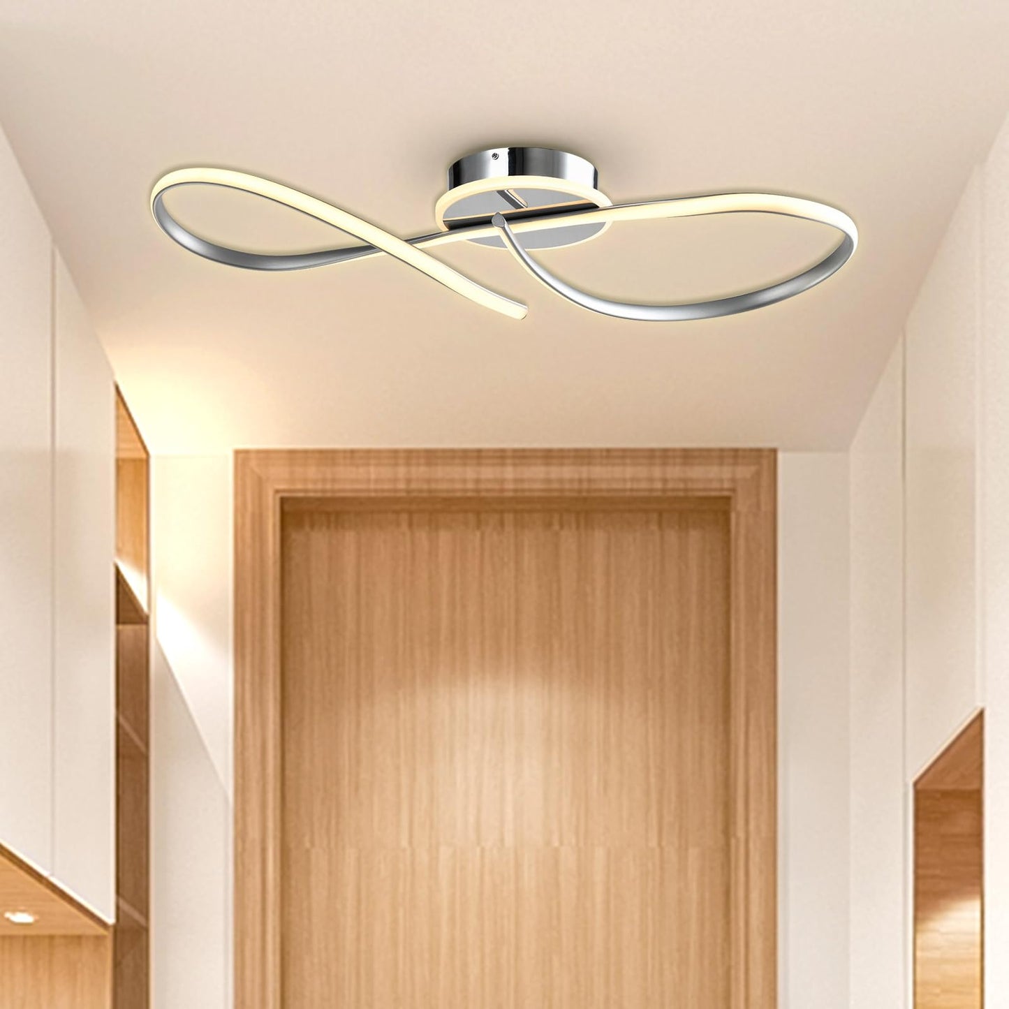 LED-Deckenleuchte mit warmweißen Oval-Lichtbögen und mittigem Chromdeckel