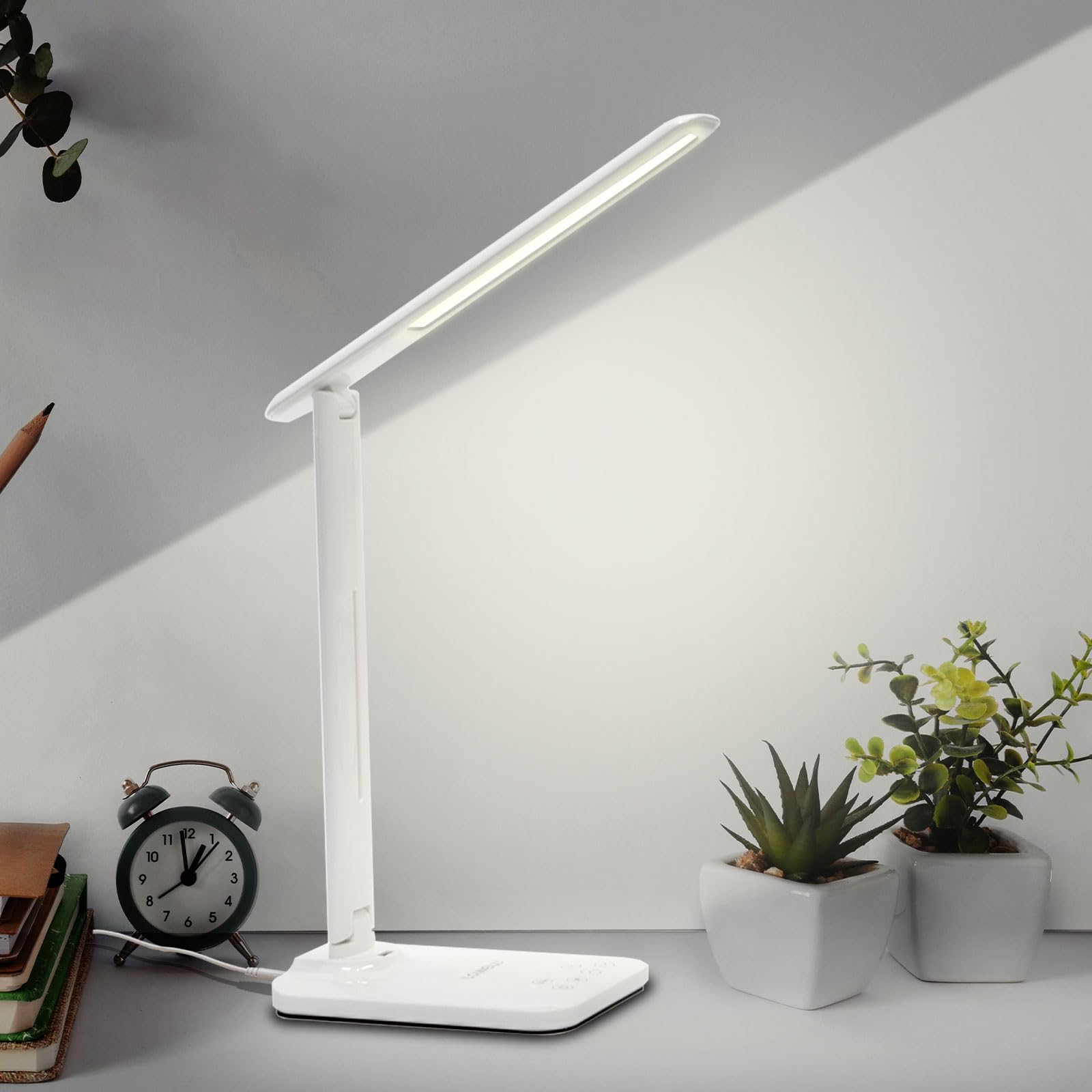 LED-Schreibtischlampe mit weißem Leuchtstab und Standfuß auf Tisch, flaches Bedienfeld.