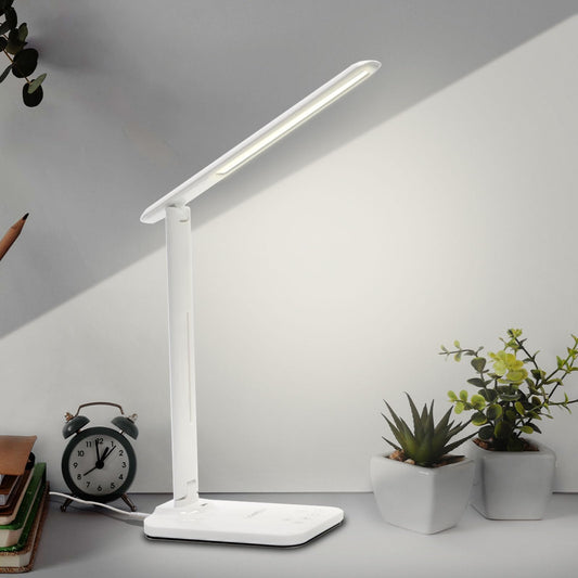 LED-Schreibtischlampe mit weißem Leuchtstab und Standfuß auf Tisch, flaches Bedienfeld.