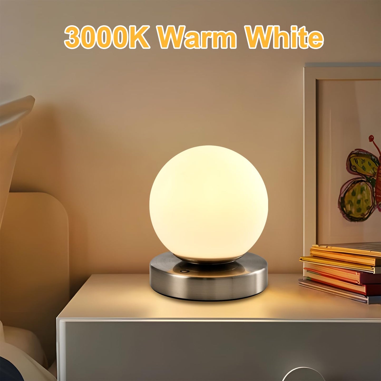 Tischlampe mit warmweißem Kugellicht aus Opalglas auf Metallbasis für den Nachttisch