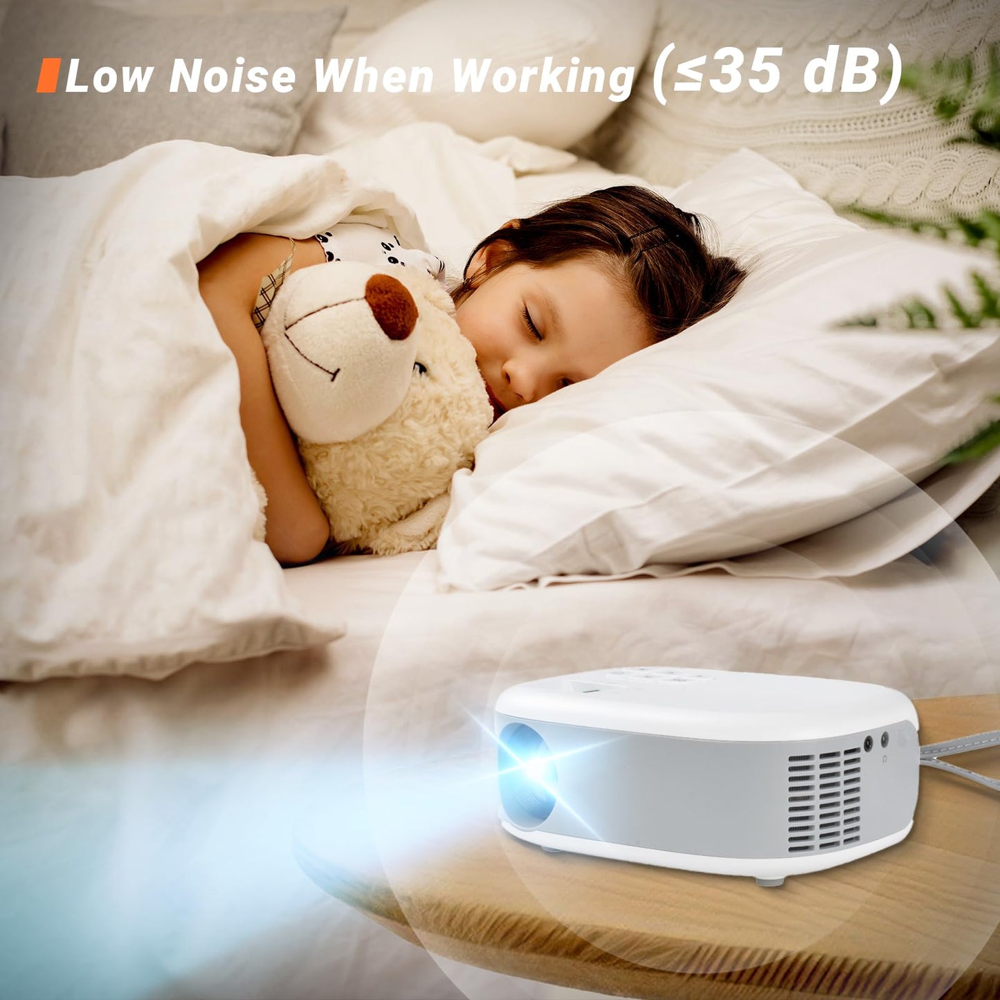 Mini-Beamer in Weiß auf Holzfläche mit Projektion im Schlafzimmer