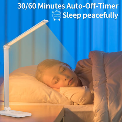 Weiße LED-Schreibtischlampe neben dem Bett mit warm leuchtendem Lichtbalken