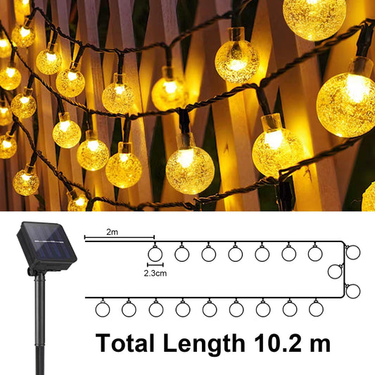 Solar-Lichterkette mit goldenen Glaskugeln und schwarzem Kabel, warm leuchtend