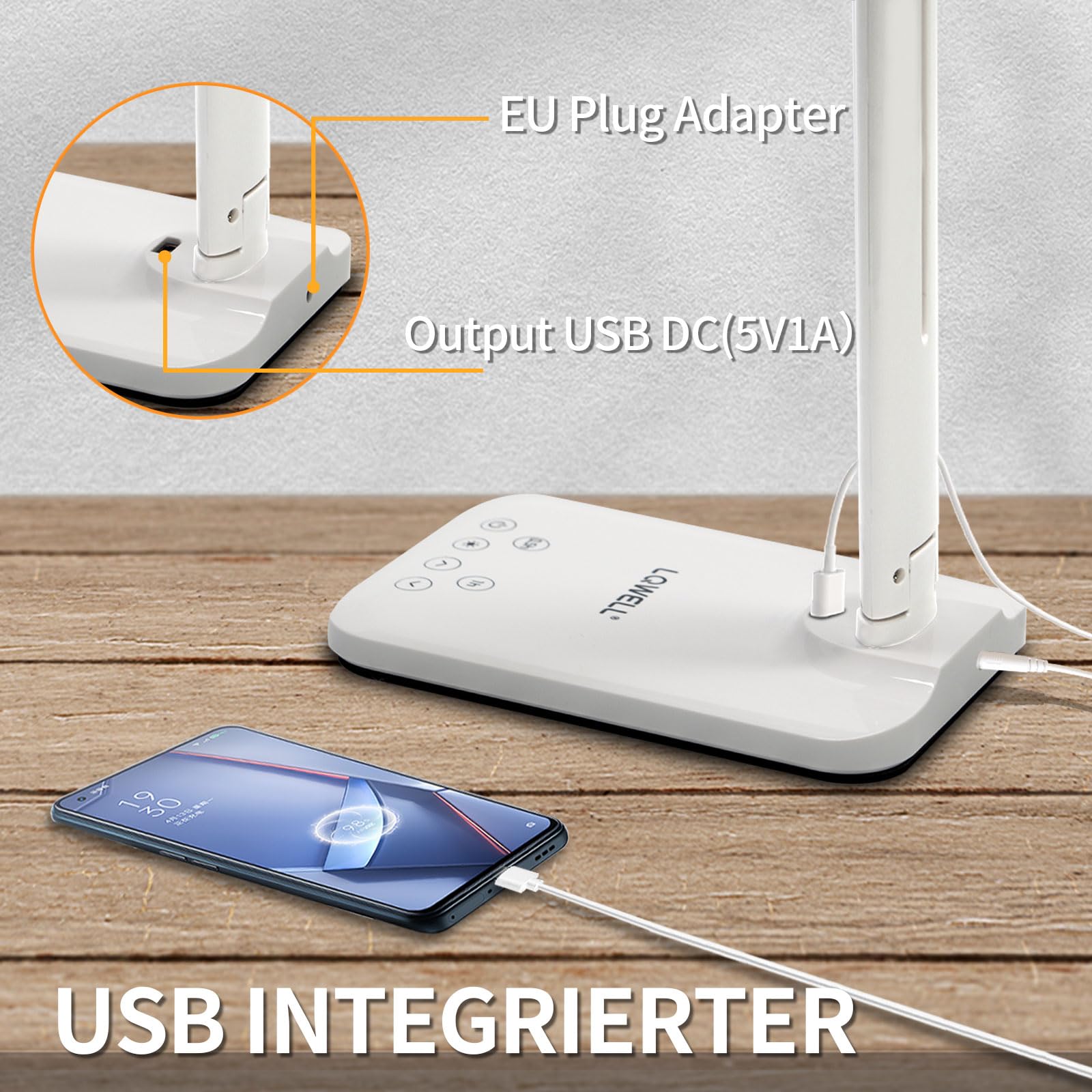 LED-Schreibtischlampe mit USB-Ladeanschluss im Standfuß; Smartphone-Kabel auf Holzplatte.