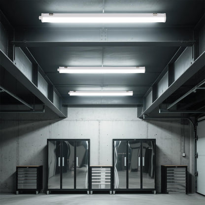 LED-Wannenleuchte als Deckenleuchte, mehrere lange Leuchten mit weißem Gehäuse