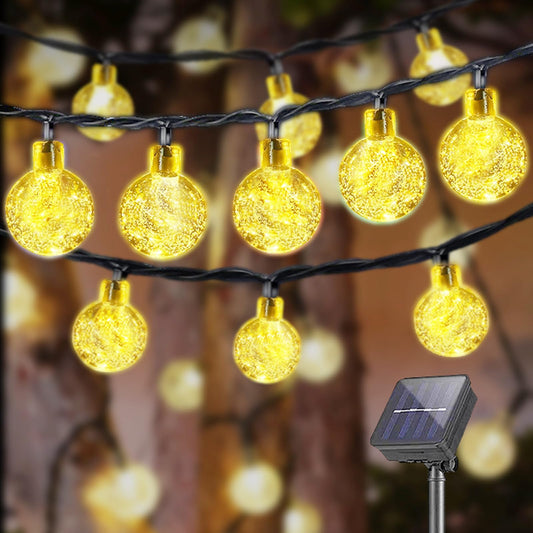 Solar-Lichterkette mit warmweiß leuchtenden goldenen Glaskugeln an schwarzem Kabel