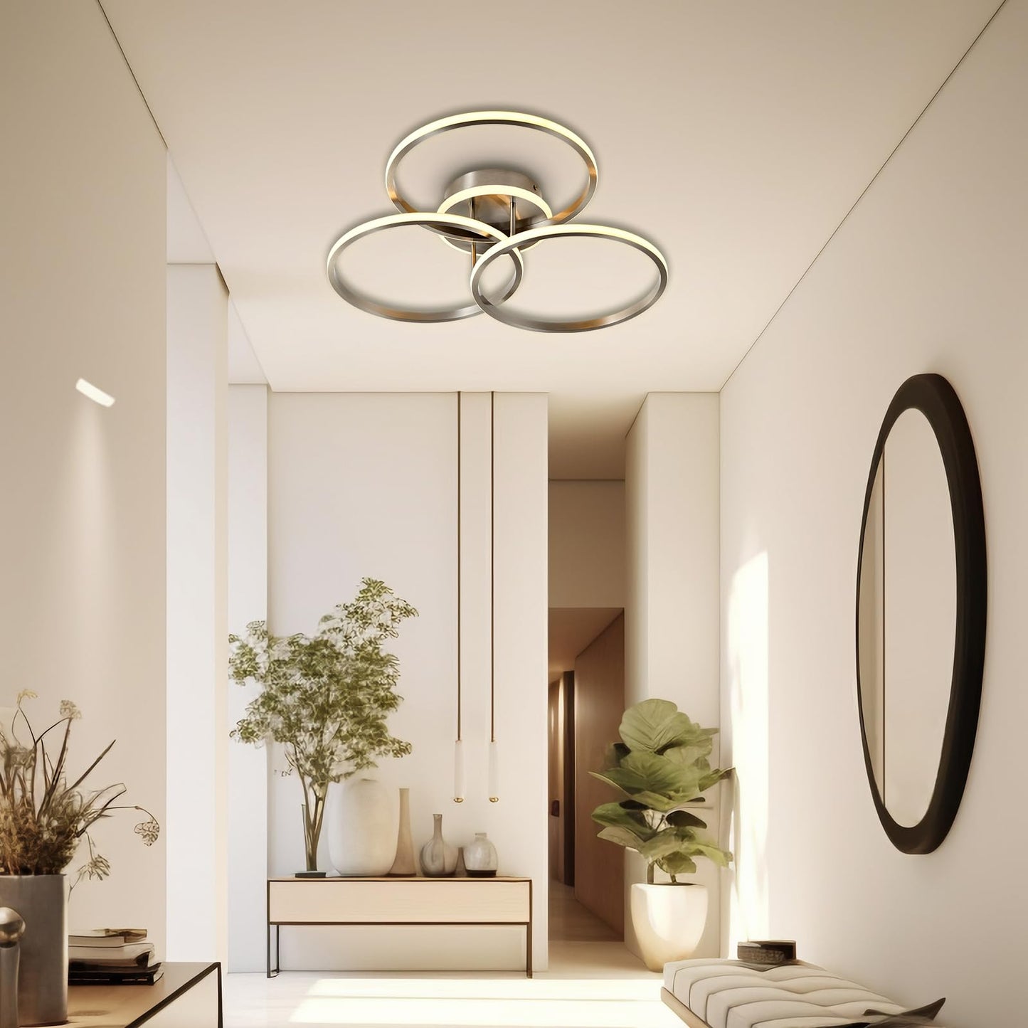LED-Deckenleuchte mit drei ringförmigen Lampenschirmen, seitliche Perspektive.