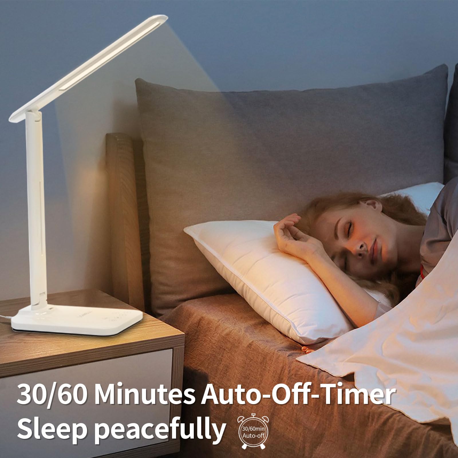 LED-Schreibtischlampe am Nachttisch, weiß; Licht am Kopfteil neben Kissen und Decke.