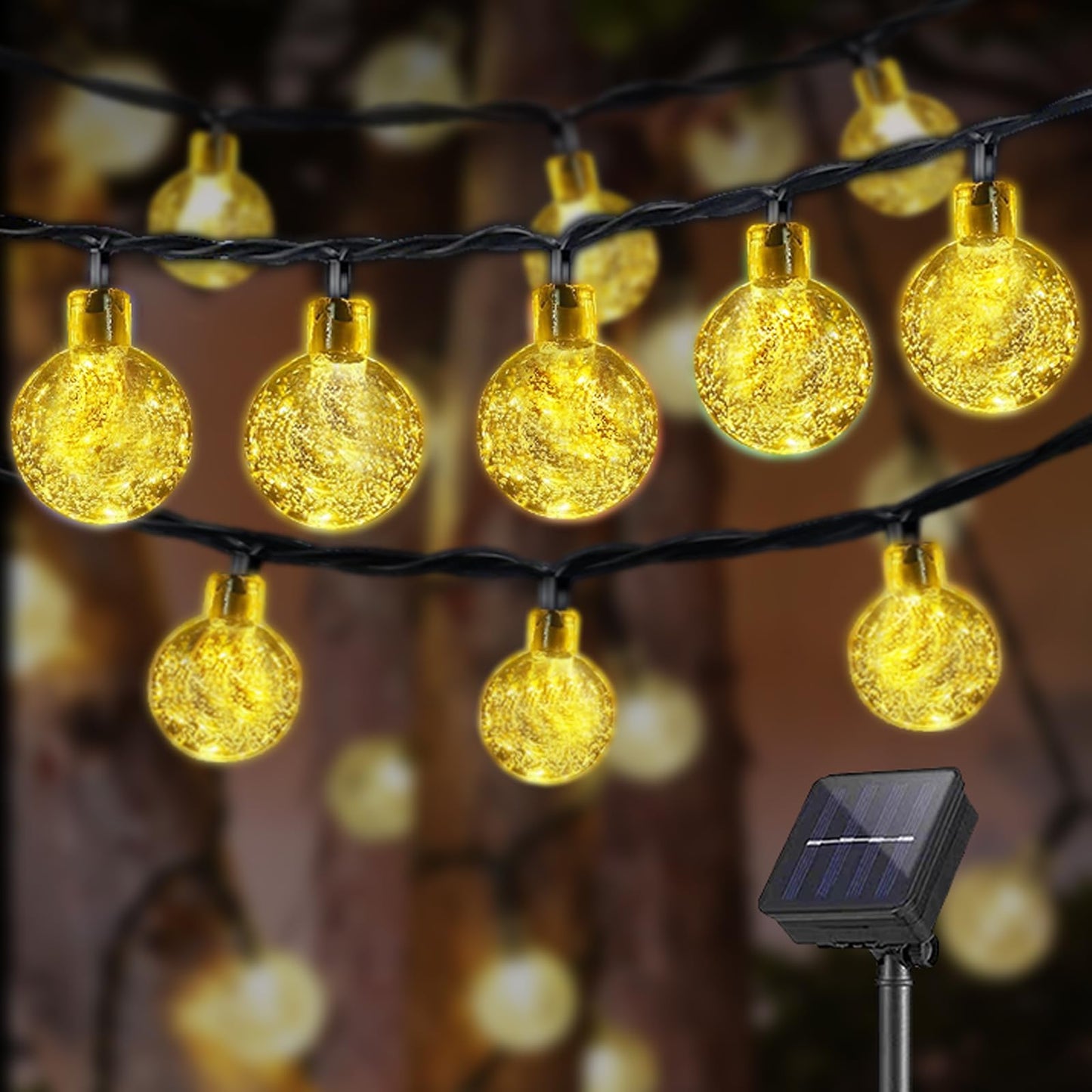 Solar-Lichterkette mit goldenen Glühbirnen auf schwarzem Kabel im Außenlook