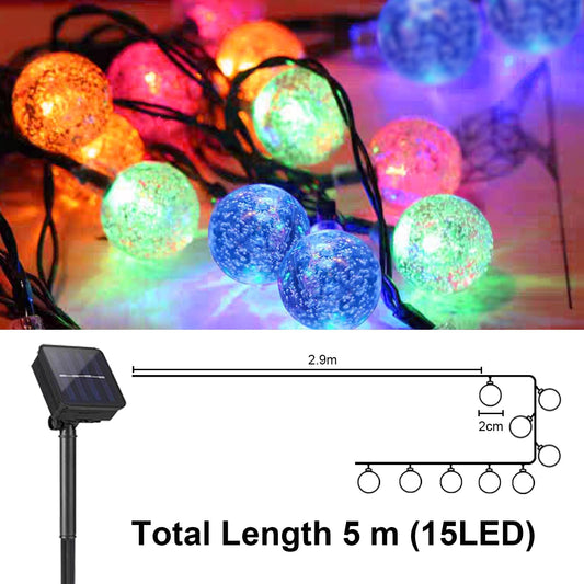 Solar-Lichterkette mit farbigen Kristallkugel-LEDs und Solarpanel am schwarzen Kabel