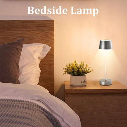 LED-Nachtischlampe mit silberfarbenem Lampenschirm auf schmalem Fuß