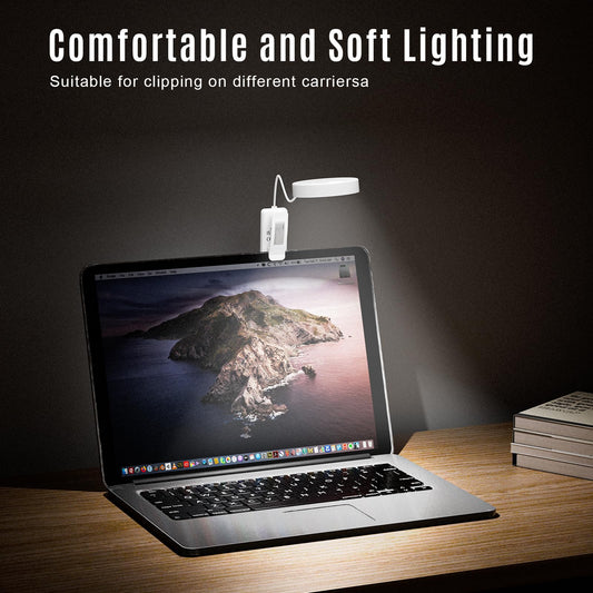 Weiße Leselampe mit LED-Kopf am Schreibtisch neben Laptop und Büchern