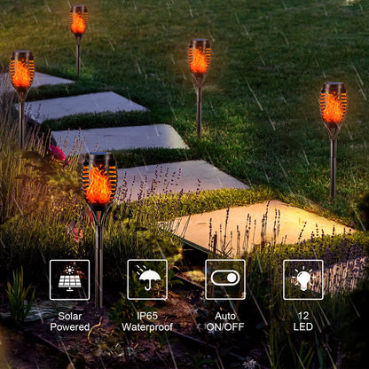 Solar-Fackelleuchten entlang eines Wegs, Flammen-LEDs, schwarze Pfähle mit Solardach